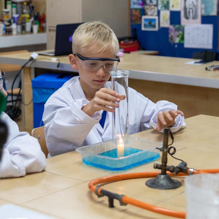 Year 4 Learning About Air in the Secondary Chemistry Lab