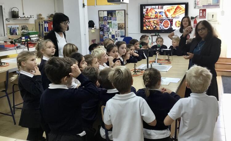 Year 2 enjoyed a fantastic visit to see Dr. Sutcliffe in the Science lab